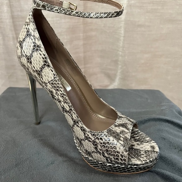 BCBG Maxazria Becky Snakeskin Pump sz 8 1/2 - Picture 2 of 6